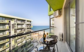Onyx Breeze - Pool & Spa Beach Resort